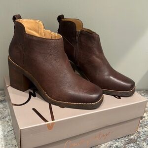 Crown Vintage SZ 8 1/2 women’s Leather bootie.